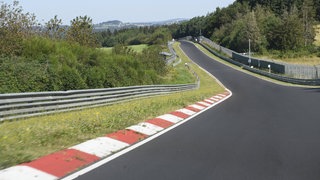 Die Nordschleife des Nürburgrings kurz vor dem Streckenabschnitt Schwedenkreuz. Immer wieder ereignen sich an diesem anspruchsvollen Teil der Strecke Unfälle. Jetzt starb ein 24-Jähriger bei einer Touristenfahrt.