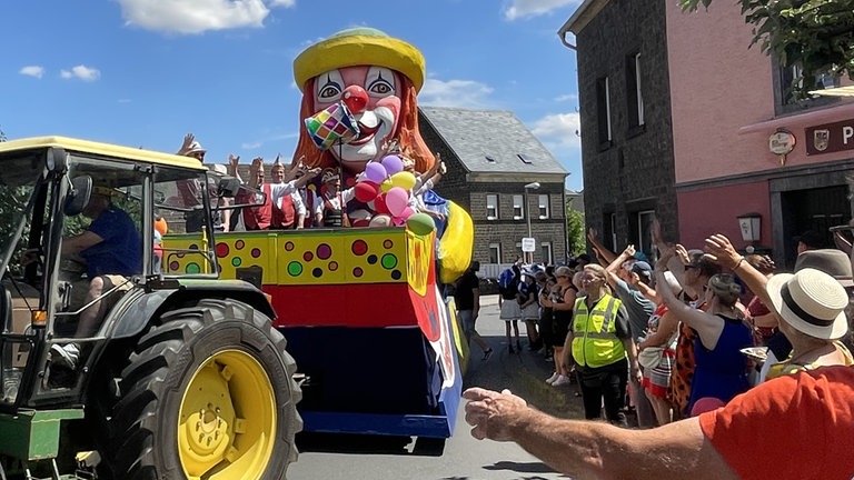 Prunkvolle Karnevalswagen beim 111-jährigen Jubiläum der Kottenheimer Karnevalsgesellschaft