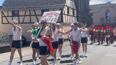 111-Jahre Kottenheimer Karneval: Hier wird bei hochsommerlichen Temperaturen gefeiert.