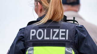Eine Polizistin im Einsatz - die Polizei sucht noch immer nach dem Kinderansprecher aus Oberdürfenbach. Gegen ihn wird ermittelt wegen des Verdacht des schweren sexuellen Missbrauchs von Kindern.