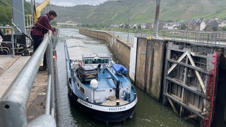Frachtschiff am Tag zwei der Notschleusung an der Moselschleuse Aldegund 