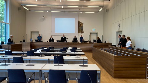 Ein Gerichtssaal mit Richtern, eienr Staatsanwältin, einem Verteidiger und dem Angeklagten. Vor dem Landgericht Koblenz fiel heute das Urteil in einem Prozess wegen versuchten Totschlag auf einer Feier in Boppard.