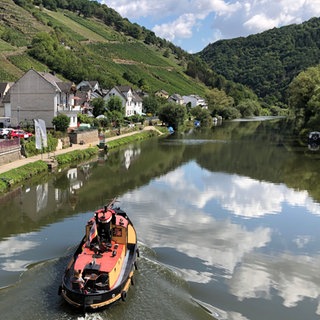 Die Lahn bei Obernhof und ein kleines Boot fährt.