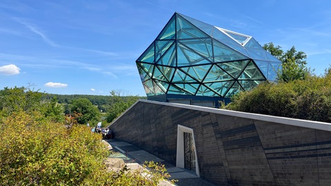 Der begrünte Hügel der Mythoshalle mit einem gläsernen Dach. Auf dem Loreley-Plateau wurden zwei neue Touristenattraktionen eröffnet: eine Ausstellungshalle und der Gläserne Felsen.