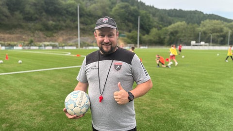Fußballtrainer Peter Zimmermann steht auf dem neuen Kunstrasenplatz der Sg Ahrtal in Insul.