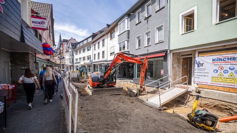 Flutkatastrophe Ahrtal - Vierter Jahrestag, vereinzente Schaufenster informieren über den Wiederaufbau, in der Ahrweiler finden gegenwärtig Bauarbeiten statt