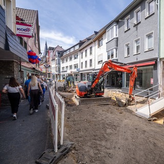 Flutkatastrophe Ahrtal - Vierter Jahrestag, vereinzente Schaufenster informieren über den Wiederaufbau, in der Ahrweiler finden gegenwärtig Bauarbeiten statt