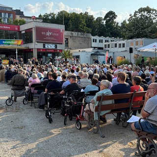 Zahlreiche Besucherinnen und Besucher bei der Gedenkveranstaltung in Bad Neuenahr-Ahrweiler