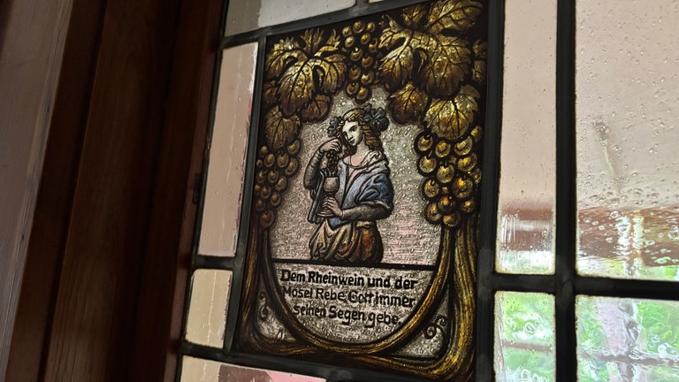 Ausschnitt eines Fensters im Hotel Rheingold Bellevue in Rolandseck. 