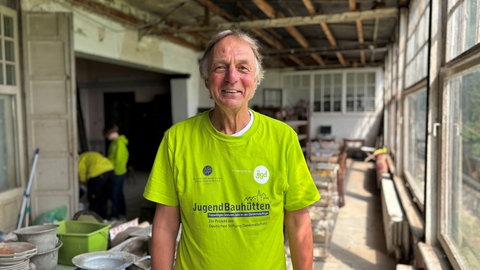 Portraitbild von Restaurator und Kunsthistoriker Ulrich Eltgen steht im Speisesaal des Hotels Bellevue in Rolandseck.