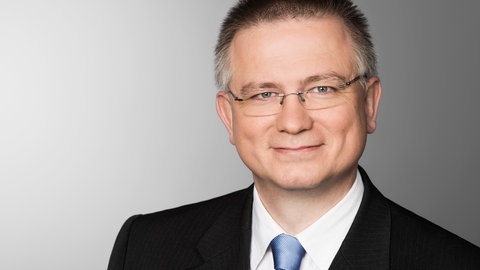 Das Bild zeigt Andreas Pietsch. Er ist Geschäftsleiter SPNV Region Mitte der VIAS Rail GmbH.