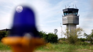 Ein Tower des Stützpunktes zu sehen beim Besuch von Bundesverteidigungsminister Boris Pistorius (SPD) im Fliegerhorst in Büchel. 