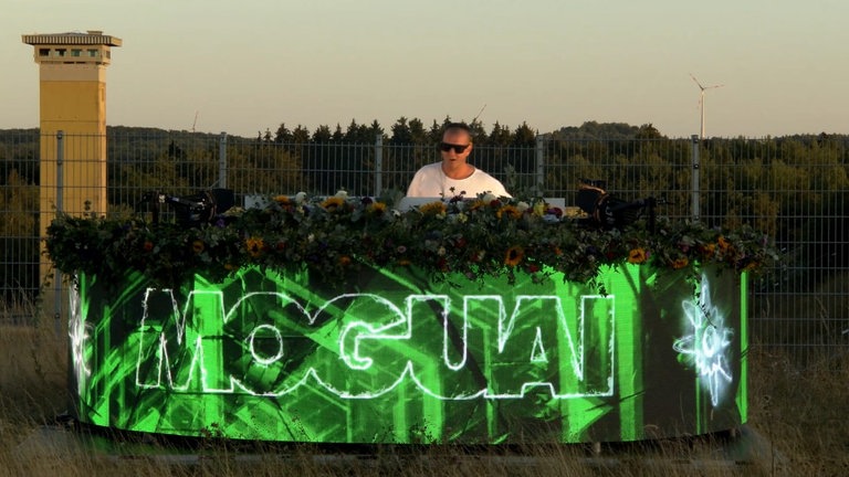 2020 legt der DJ Moguai unter freiem Himmel auf der menschenleeren Pydna auf. Denn wegen der Corona-Pandemie waren in den Jahren 2020 und 2021 keine Massenveranstaltungen wie die Nature One möglich. Stattdessen gab es einen Livestream aus dem Hunsrück.