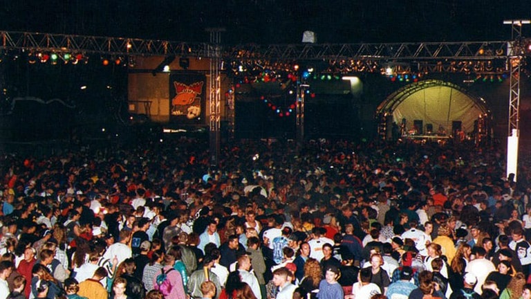 Auf dem Gelände des Flughafens Hahn im Hunsrück sind rund 20.000 Menschen zusammengekommen, um die erste Nature One zu feiern. 