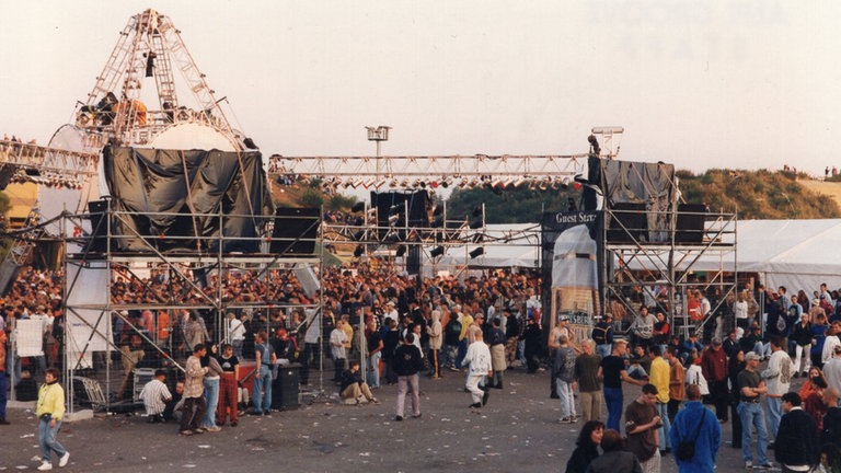 Auf der ehemaligen Raketenbasis Pydna im Hunsrück feiern bei der 2. Auflage der Nature One 15.000 Menschen zu elektronischer Musik.