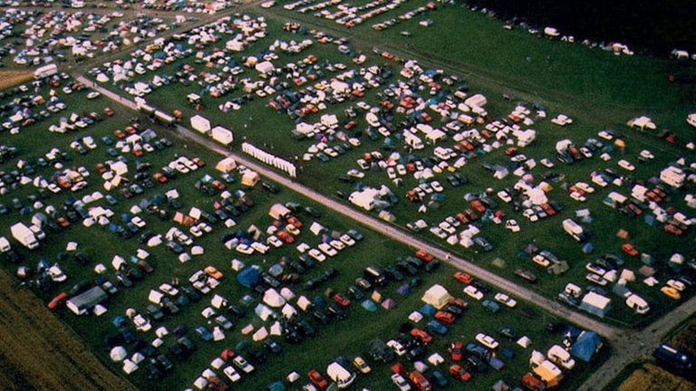 Luftaufnahme des Campinggeländes in der Nähe von Hasselbach bei der Nature One 1997.