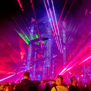 Raver tanzen beim Technofestival "Nature One"