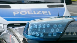 Blaulicht auf dem Dach eines Polizeifahrzeug. 