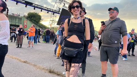 Diese Lady kam pretty in black zum Technofestival. Und mit zerrissenen Strümpfen sieht das Outfit für NATURE ONE nochmal so cool aus.