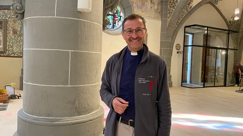 Pfarrer Jörg Meyrer steht in der Kirche Sankt Laurentius in Ahrweiler.