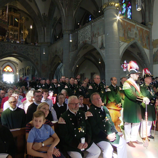 Alle Kirchenbänke sind besetzt bei dem feierlichen Gottesdienst anlässlich der Wiedereröffnung der Sankt Laurentiuskirche in Ahrweiler