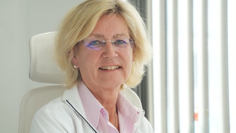 Die Ärztin Dr. Astrid Weber lächelt in die Kamera. Sie leitet seit 2022 die Long-Covid-Ambulanz in Koblenz. Immer häufiger äußern Patienten den Wunsch nach Sterbehilfe.