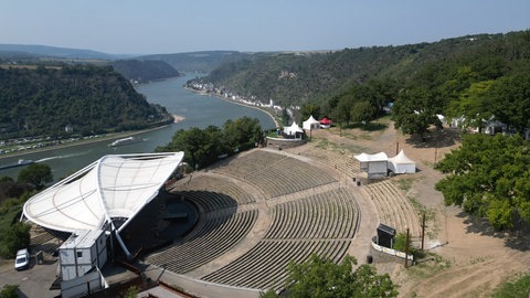 Auf der Freilichtbühne auf dem Loreley-Felsen im Mittelrheintal finden regelmäßig Konzeerte statt.