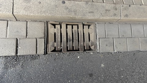 Auf den Straßen von Koblenz gibt es rund 20.000 Straßenabflüsse.