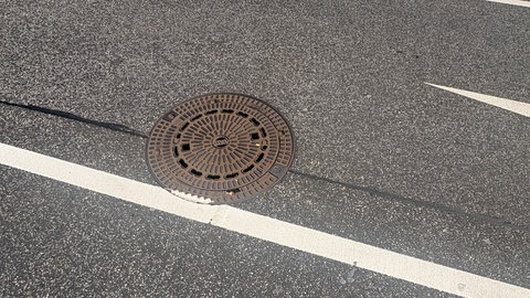 Auf den Straßen von Koblenz gibt es rund 20.000 Straßenabflüsse.