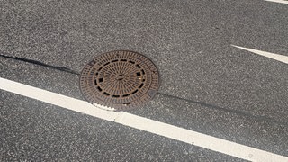 Auf den Straßen von Koblenz gibt es rund 20.000 Straßenabflüsse.