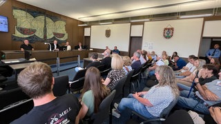 Am Amtsgericht Montabaur wurde in einer Show-Verhandlung gezeigt, welche Strafen bei unterlassener Hilfeleistung drohen.