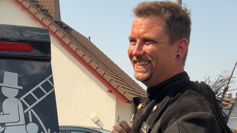 Schornsteinfeger Sven lädt den Wagen ein