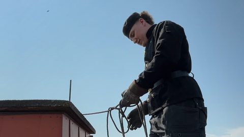 Emil kehrt einen Schornstein