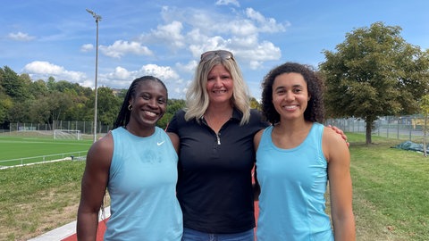 Die beiden Bobfahrerinnen Simidele Adeagbo (links) und Kewe King (rechts) trainieren in Hachenburg mit der Stützpunkt-Trainerin Sandra Kiriasis für die Winter-Olympiade 2026.