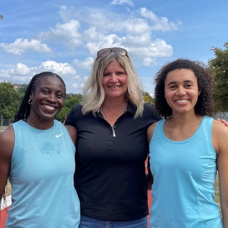 Die beiden Bobfahrerinnen Simidele Adeagbo (links) und Kewe King (rechts) trainieren in Hachenburg mit der Stützpunkt-Trainerin Sandra Kiriasis für die Winter-Olympiade 2026.