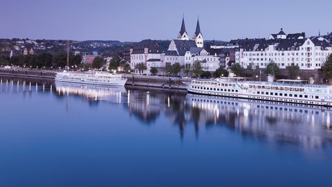 Blick auf das Moselufer der Stadt Koblenz