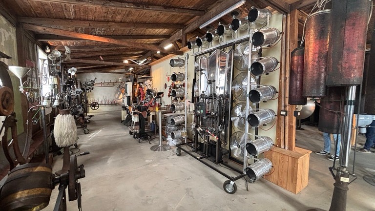 Ein Blick in die Kunstmaschinenhalle des Künstlers Willi Reiche bei Remagen. 