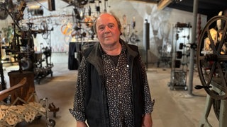 Der Künstler Willi Reiche aus Remagen macht Kunst aus Alltagsgegenständen, die sich bewegen. Jetzt braucht er dringend eine neue Halle für seine Werke, weil er die alte verlassen muss. 