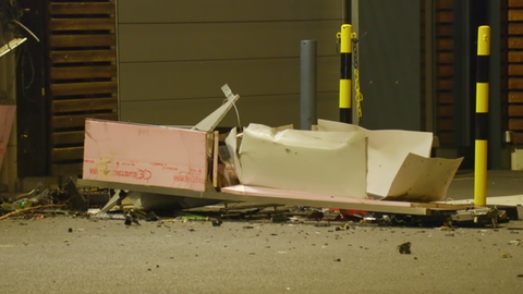 Unbekannte haben in der Nacht auf Mittwoch einen Geldautomaten in Grafschaft, Kreis Ahrweiler, gesprengt.