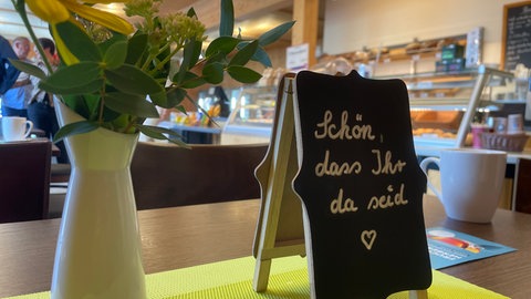 Die Tische im Dorfladen in Bremm sind liebevoll dekoriert.