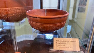 Welcher römische Handwerker hat vor 1.900 Jahren diese Keramik-Schüssel in Sinzig hergestellt?  Die Kripo hat jahrtausendalte Fingerabdrücke gesichert, um ihm auf die Spur zu kommen. 