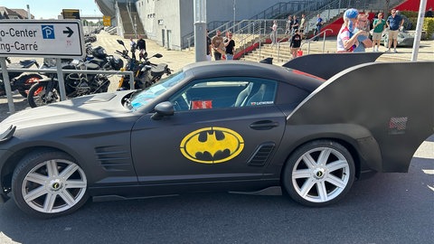 Ein zum Batmobil umgebauter Chrysler Crossfire steht am Gelände des Nürburgrings.