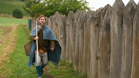 Finnian Garvey geht am Limes und will in germanischer Kriegerausrüstung die 748 Kilometer lange Strecke des Deutschen Limes-Wanderwegs zurücklegen. Garvey plant im Schnitt etwa 20 Kilometer pro Tag zu gehen. 
