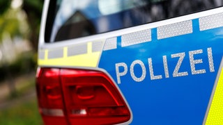 Der Schriftzug Polizei auf einem Polizeiwagen