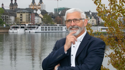 Porträt von Ernst Knopp (CDU) vor der Koblenzer Altstadt. Knopp ist ein Kandidat für die OB Wahl in Koblenz 2025.