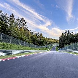 Die Nürburgring Nordschleife trägt in Rennfahrerkreisen den Namen Grüne Hölle.