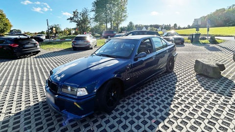 Ein Wagen auf einem Parkplatz am Nürburgring: Hier kritisieren Anwohner den Lärm durch Raser und Autoposer rund um den Nürburgring.