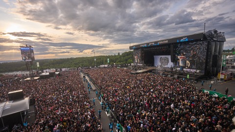Vor der Bühne stehen 2025 Tausende Menschen. Für 2026 ist Rock am Ring bereits ausverkauft. 