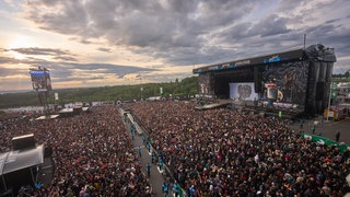 Vor der Bühne stehen 2025 Tausende Menschen. Für 2026 ist Rock am Ring bereits ausverkauft. 