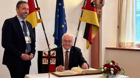 Bundespräsident Frank-Walter Steinmeier trägt sich ins Goldene Buch der Stadt Andernach ein.